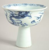 A CHINESE BLUE AND WHITE STEM CUP. 4ins diameter.