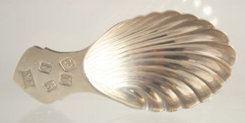 A MODERN SILVER SHELL BOWL CADDY SPOON. Dublin 1999. Maker PWK