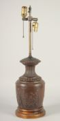 A GOOD CLASSICAL BRONZE URN AS A LAMP, on a circular marble base. Urn, 1ft 2ins high.