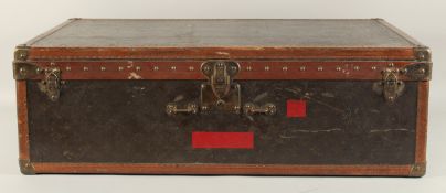 A LOUIS VUITTON SUITCASE. No. 821055, with Louis Vuitton label. Brass lock no.108381. Handle