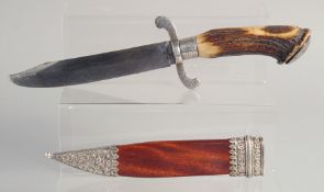 A RARE 19TH CENTURY NORTH INDIAN KUTCH SILVER MOUNTED EUROPEAN STYLE HUNTING DAGGER, with antler