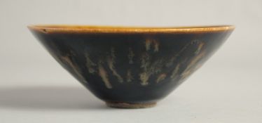 A CHINESE JIZHOU KILN POTTERY BOWL, 16cm diameter.