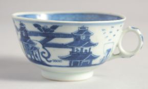 A CHINESE BLUE AND WHITE PORCELAIN TEACUP, cup 9.5cm diameter.
