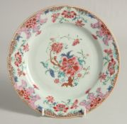 A CHINESE EXPORT FAMILLE ROSE PORCELAIN PLATE, decorated with central floral spray, 23cm diameter.