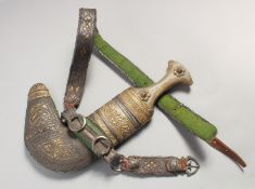 A FINE 19TH CENTURY ARAB OMANI HORN-HILTED SILVER AND GOLD EMBROIDERED JAMBIYA DAGGER. 29cm at