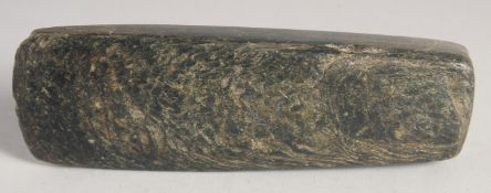 AN EARLY HAND AXE, 15.5cm.