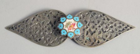 A RARE EARLY 18TH CENTURY TURKISH OTTOMAN SILVER AND SULAIMANIA ENAMEL BELT BUCKLE, 13.5cm wide.