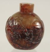 A GOOD CHINESE CARVED HARDSTONE SNUFF BOTTLE, the body carved to one side with a figure and a