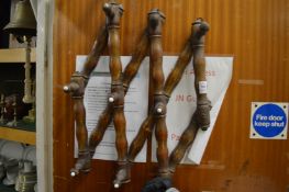 An expanding coat or hat rack.
