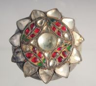 A LARGE 18TH/19TH CENTURY MUGHAL INDIAN GLASS INSET SILVER LADIES' HAIR ORNAMENT, 5cm