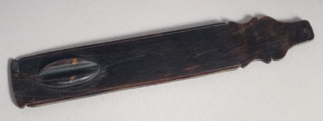 A 19TH CENTURY OTTOMAN TURKISH HORN CALLIGRAPHER'S PEN REST, 13cm long.