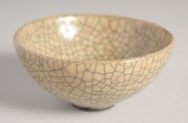 A CHINESE GE STYLE CRACKLE GLAZE BOWL, 10.5cm diameter.