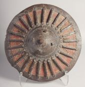 A 17TH/18TH CENTURY OTTOMAN TURKISH BUCKLER SHIELD, 28cm diameter.