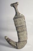 AN EARLY 20TH CENTURY YEMENI JAMBIYA KANJAR DAGGER, with leather and embossed brass wooden sheath,