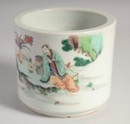 A CHINESE FAMILLE VERTE PORCELAIN BRUSH POT, painted with figures in an outdoor setting, 14cm high.