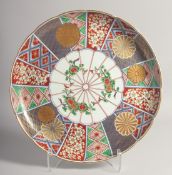 A GOOD LARGE JAPANESE IMARI PORCELAIN DISH, with petal form rim, painted with a variety of