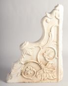 A FINE 17TH/18TH CENTURY INDIAN MUGHAL CARVED WHITE MARBLE SECTION OF AN ARCH. 38cm x 28cm