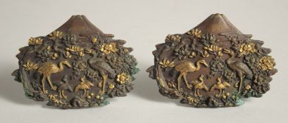 A SMALL PAIR OF JAPANESE MIXED METAL PLAQUES.