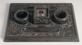 A FINELY CARVED EARLY 19TH CENTURY SRI LANKAN CEYLONESE EBONY INK DESK STAND, with a central inset