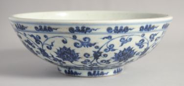 A LARGE CHINESE BLUE AND WHITE PORCELAIN BOWL, 28.5cm diameter.