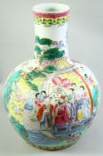 A VERY LARGE CHINESE FAMILLE ROSE BULBOUS VASE, the body painted with dignitaries in a courtyard