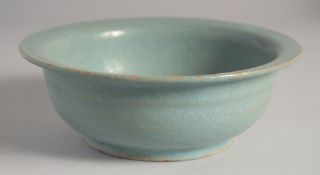 A CHINESE RU STYLE CELADON CRACKLE GLAZE BOWL, 22cm diameter.