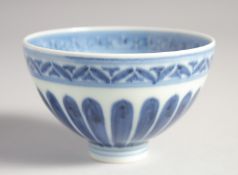 A CHINESE MING STYLE BLUE AND WHITE PORCELAIN CUP, 9cm diameter.