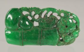 A CHINESE CARVED GREEN JADE PENDANT.