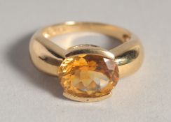 AN 18CT GOLD SINGLE STONE CITRINE RING.