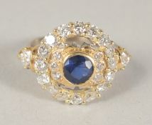 A VERY GOOD 18CT GOLD SAPPHIRE AND DIAMOND CIRCULAR CLUSTER RING.