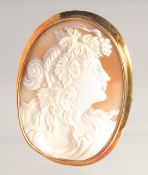 A LARGE VICTORIAN GOLD OVAL CAMEO BROOCH.