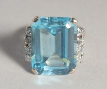 A SUPERB 14T GOLD AQUAMARINE AND DIAMOND RING.