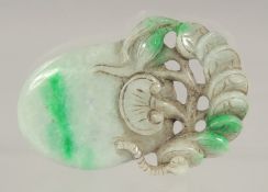 A CHINESE CARVED JADE PEACH PENDANT.