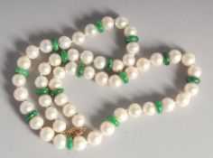A STRING OF 14CT GOLD, JADE AND PEARL BEADS.