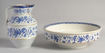 A WORCESTER PATTERN BLUE AND WHITE JUG AND BOWL.