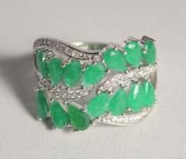 A SILVER AND EMERALD RING.