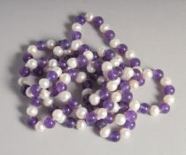 A STRING OF LAVENDER JADE AND PEARL BEADS.