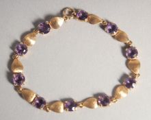 A SMALL GOLD AMETHYST BRACELET.