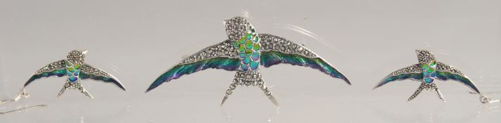A PAIR OF SILVER AND ENAMEL SWALLOW BROOCH AND EARRINGS