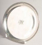 A GEORGE III SILVER CIRCULAR IRISH WINE FUNNEL STAND with reeded edge. 3.75ins diameter. Dublin