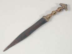 AN UNUSUAL 19TH CENTURY OR EARLIER AFRICAN BRASS HILTED DAGGER, 24cm long.