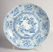 A LARGE CHINESE WANLI PERIOD BLUE AND WHITE KRAAK WARE PORCELAIN DISH, painted with a central