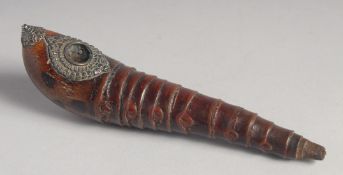 A CHINESE BAMBOO ROOT SMOKING PIPE, with metal mounts - possibly silver, 14cm long.
