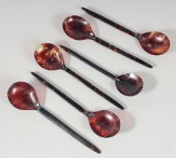 SIX TORTOISESHELL STYLE SPOONS.