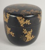 A JAPANESE LACQUER NATSUME / TEA CADDY, decorated with gold foliage, 6cm high.