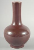 A CHINESE OXBLOOD GLAZE PORCELAIN VASE, the base with impressed six-character mark. 24.5cm high