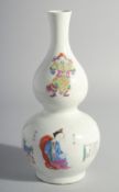 A DECORATIVE CHINESE FAMILLE ROSE PORCELAIN DOUBLE GOURD VASE, decorated with warriors and female