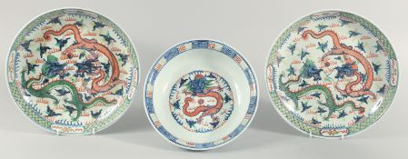 A PAIR OF LARGE CHINESE TRICOLOUR PORCELAIN PLATES, six-character mark to base, 33cm diameter,