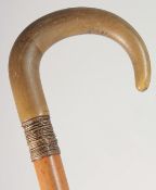 AN ANTIQUE BOVINE HORN HANDLE WALKING STICK, 92.5cm long.