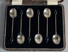 A SET OF SIX CASED BEAN END COFFEE SPOONS.